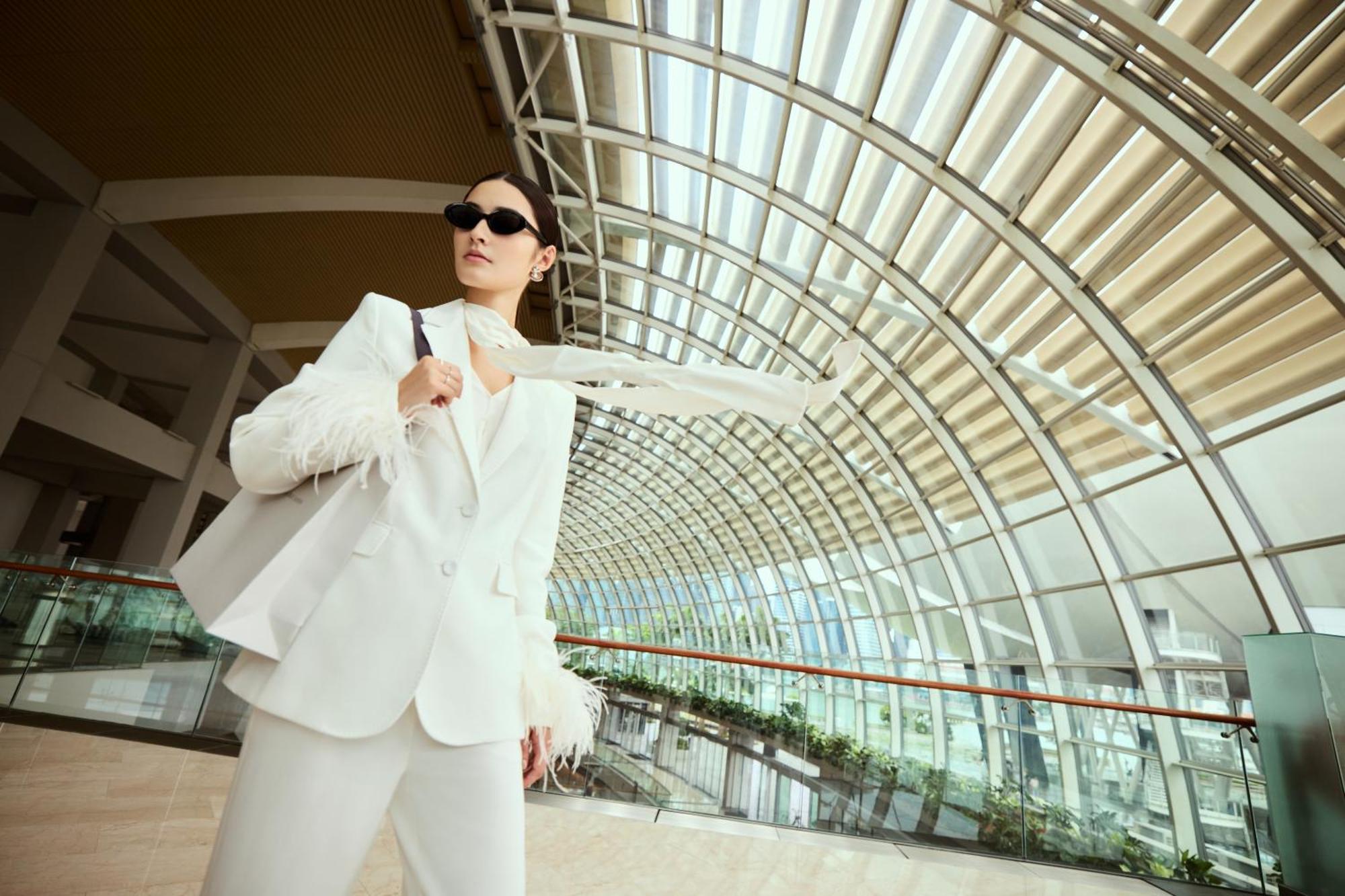 Marina Bay Sands Singapore Exterior foto A woman wearing a white suit