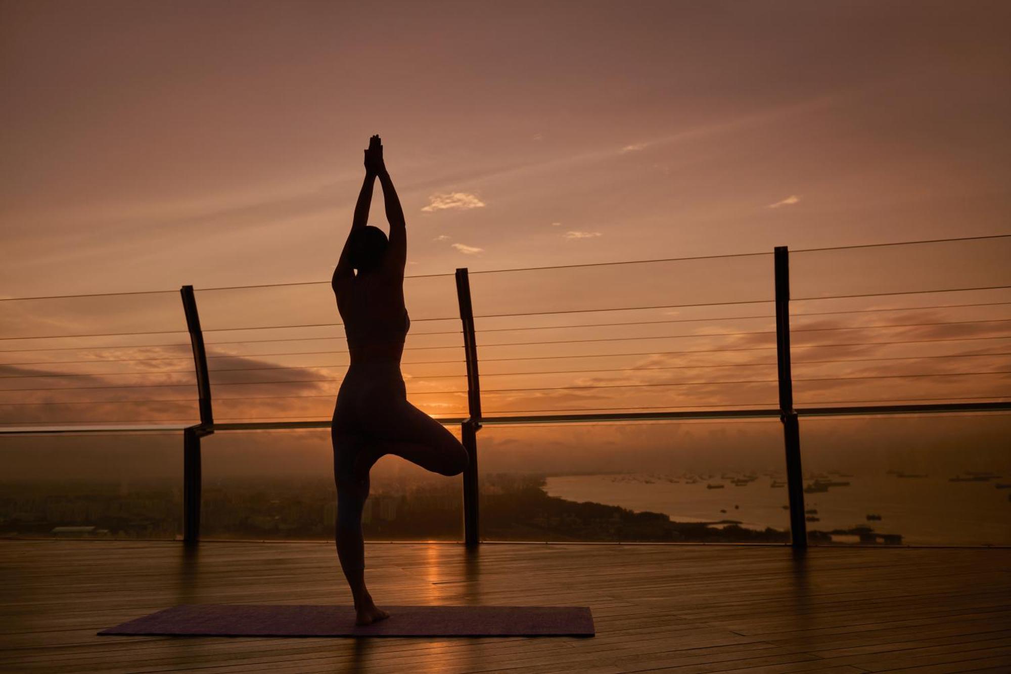 Marina Bay Sands Singapore Exterior foto A woman practicing yoga on a rooftop